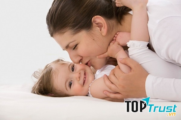 Âu yếm trẻ sơ sinh sẽ thúc đẩy nồng độ oxytocin và prolactin tăng cao trong cơ thể mẹ