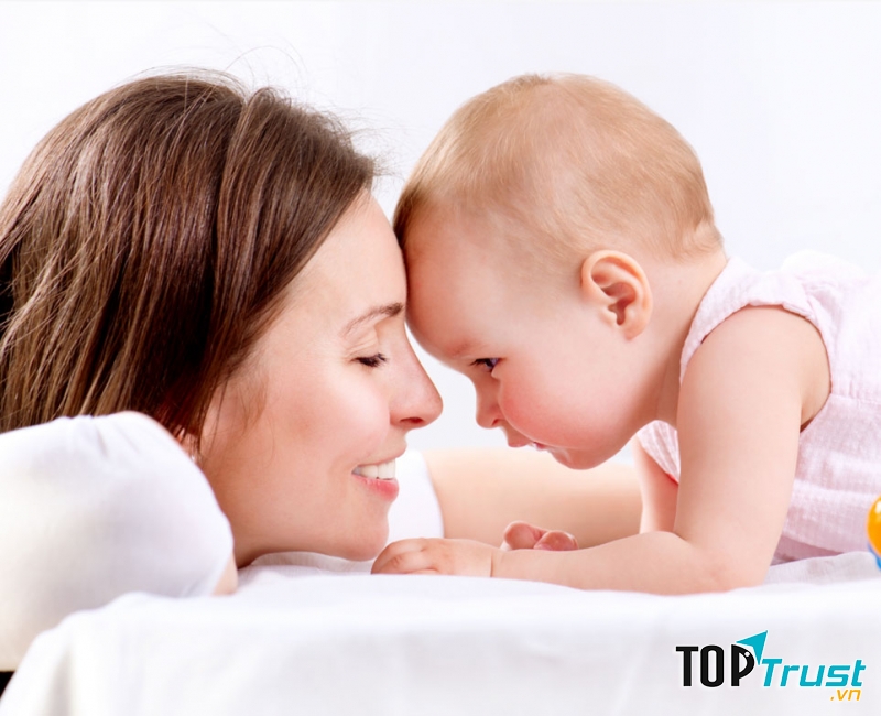 Những cử chỉ yêu thương, âu yếm khi ở bên con sẽ giúp mẹ gọi sữa về nhanh hơn