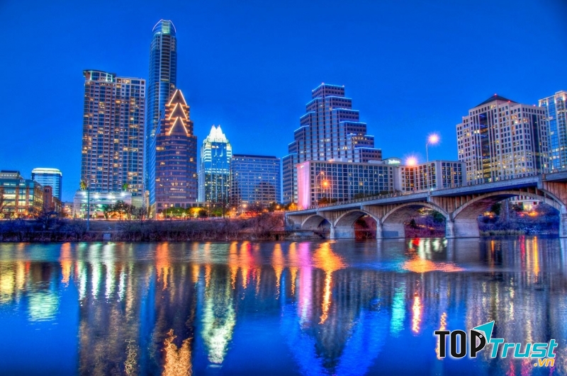 Austin là thành phố lớn thứ 4 của bang này và lớn thứ 16 nước Mỹ