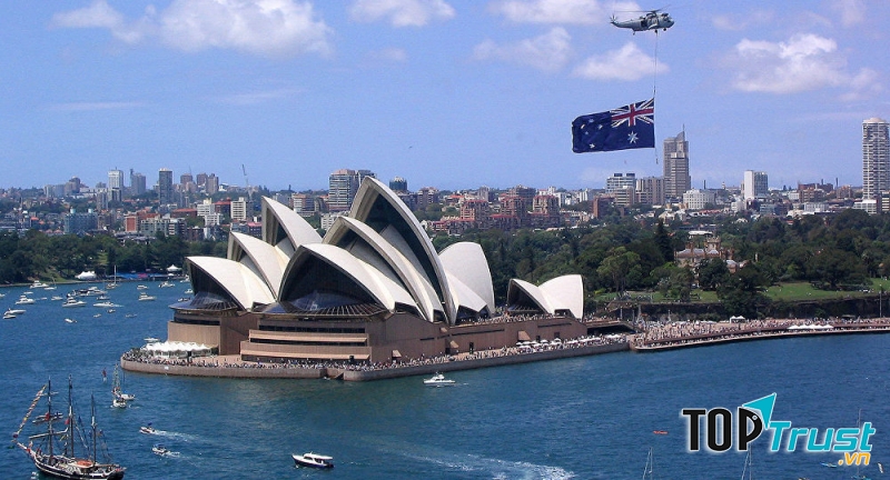 Australia cung cấp dịch vụ chăm sóc sức khỏe miễn phí hoặc trợ cấp cho công dân và người nhập cư.