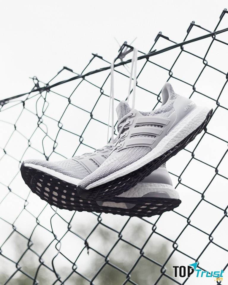 Authenticity ngoài nhận các order thì shop còn bán trực tiếp tại cửa hàng các mẫu giày mới, đẹp