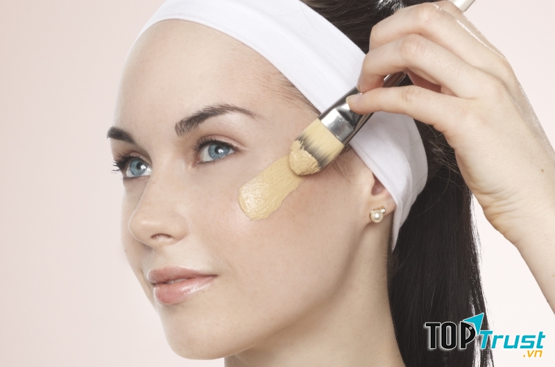 Positively Radiant Daily Moisturizer có thể được dùng thay cho kem nền hay kem che khuyết điểm