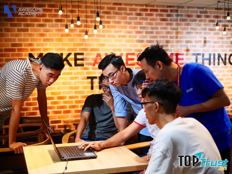 Awesome Academy - Nơi chắp cánh cho lập trình viên tương lai.