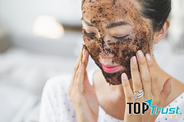 Tẩy da chết cho mặt tại nhà bằng bã cà phê