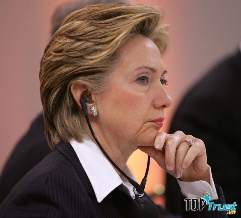 Trước khi đại diện cho đảng Dân chủ, bà đã từng ủng hộ Đảng Cộng hòa.