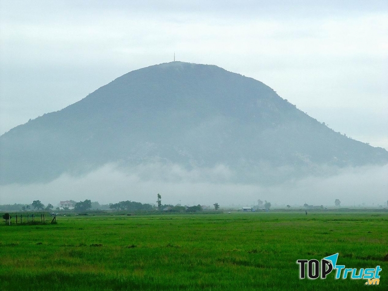 Núi Bà Đen giống như chiếc nón úp trên đồng bằng