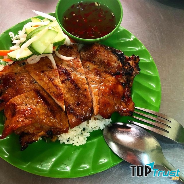 Một suất cơm sườn thơm ngon