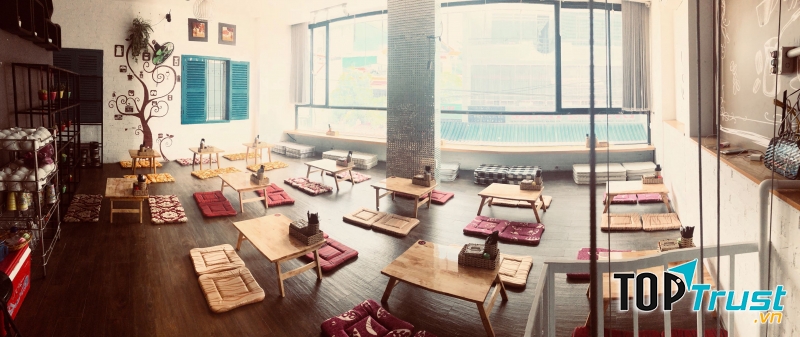 Quán có thiết kế xinh xắn decor dễ thương, phù hợp với tổ chức tiệc tùng, sinh nhật hay tụ tập cùng bạn bè vào những ngày rảnh rỗi