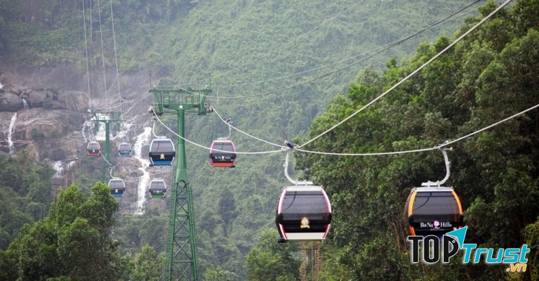 Đi cáp treo và ngắm cảnh núi rừng