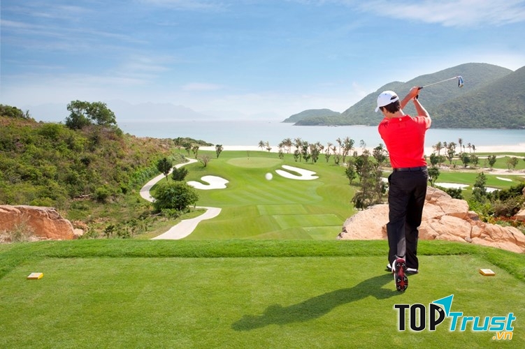 Với vị trí đắc địa cùng tiện ích dịch vụ hoàn hảo sân golf Bà Nà Hill sẽ đem đến trải nghiệm tuyệt vời cho các quý khách chơi golf.