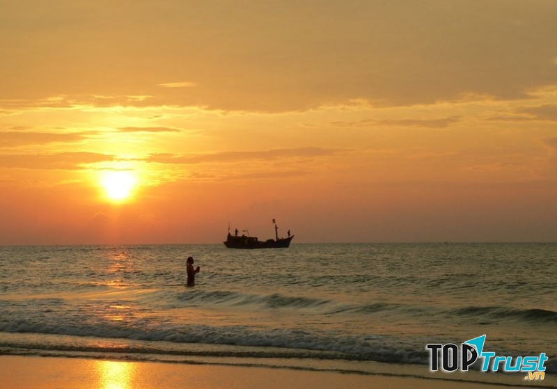Đón hoàng hôn trên biển