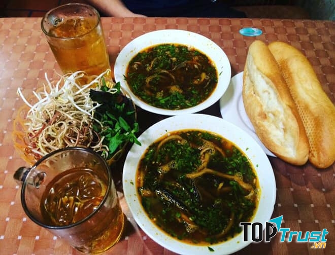 Súp lươn nóng hổi ăn kèm bánh mì