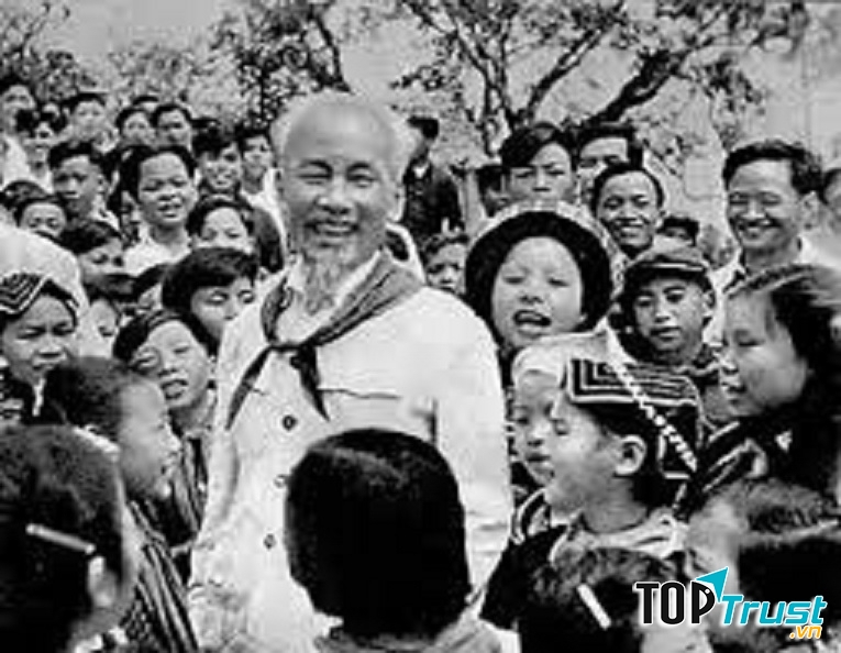 Bác Hồ với thiếu niên nhi đồng (Ảnh nguồn internet)