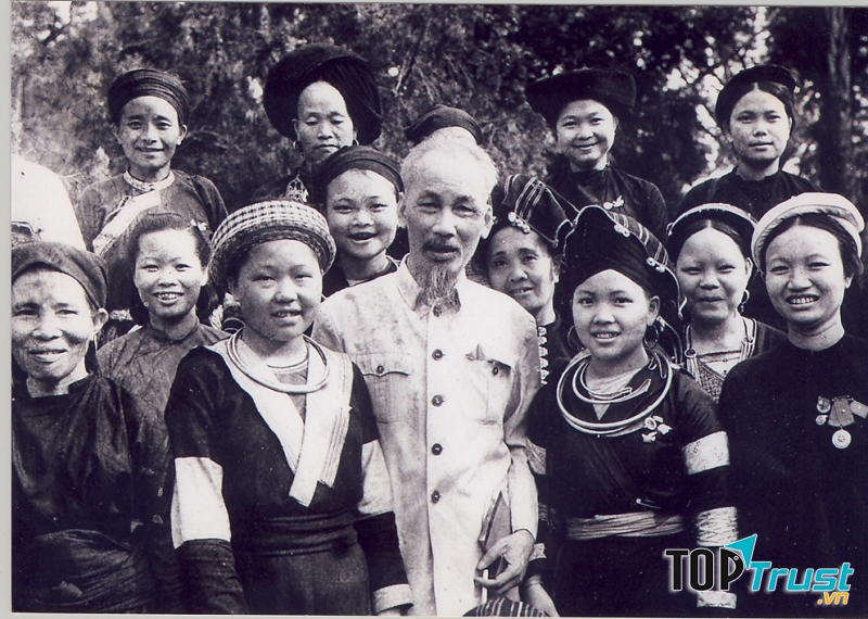 Bác Hồ với người dân tộc