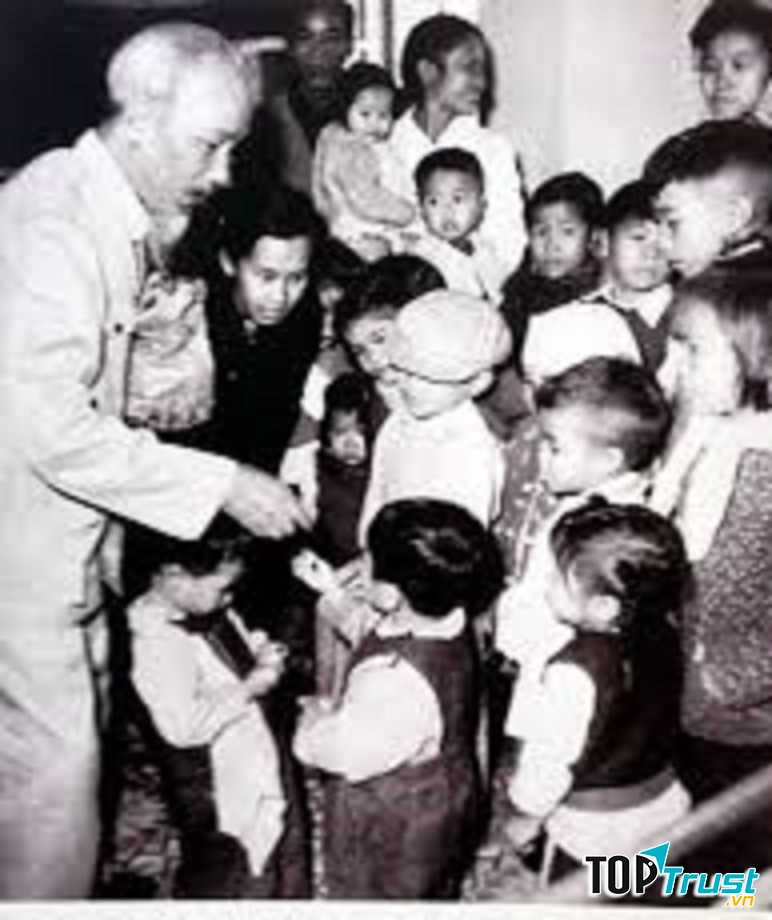 Bác Hồ với thiếu niên nhi đồng (Ảnh nguồn internet)