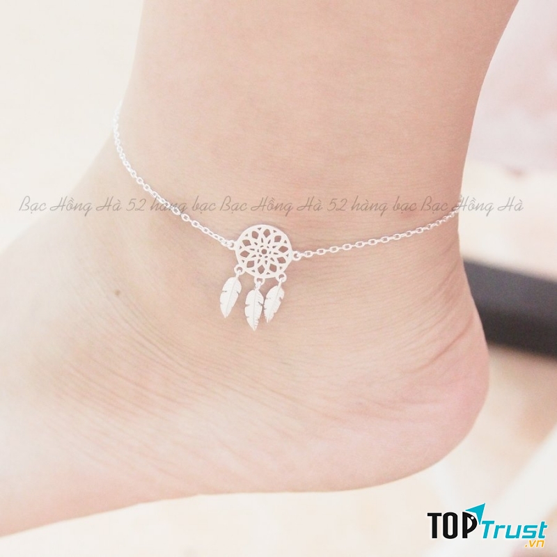 Chiếc lắc chân thiết kế như một dreamcatcher này có giá 230.000 đồng, một cái giá không tồi đối với một sản phẩm của một cửa hàng kỳ cựu trong nghề