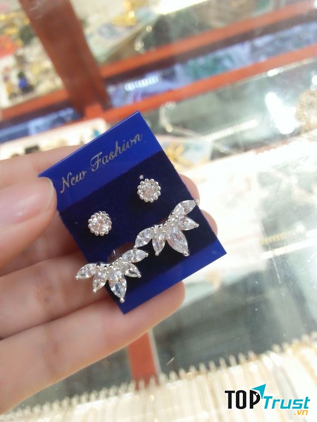 Với đa dạng sản phẩm từ kiềng, dây chuyền, mặt dây, vòng tay, lắc chân, cho đến khuyên tai, nhẫn,…