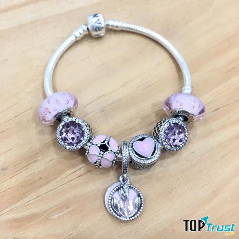 Chiếc lắc bạc tại Bạc Hồng Hà rất thu hút được sự chú ý của các cô nàng điệu đà