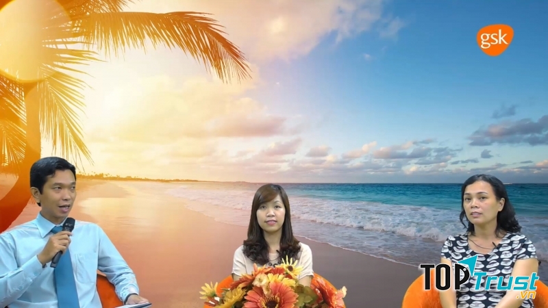 Bác sĩ Quang Đăng (ngoài cùng bên trái) trong một chương trình truyền hình