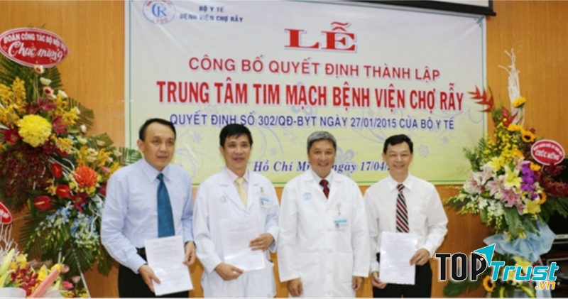 Bác sĩ Nguyễn Thượng Nghĩa (ngoài cùng bên trái) bên đồng nghiệp