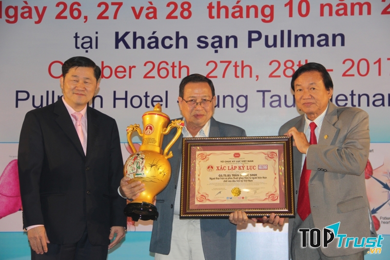Bác sĩ Trần Ngọc Sinh