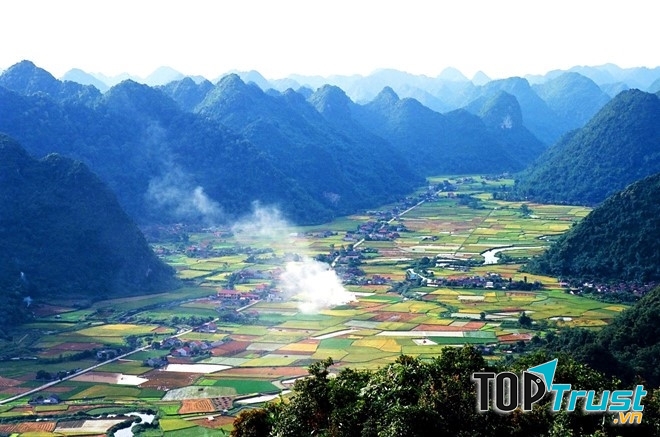 Thung lũng Bắc Sơn nằm gọn trong dãy núi đá vôi trải dài bên những nếp nhà của người dân tộc Tày, Nùng, Dao.