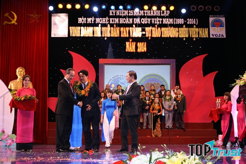 Bạc SQB nhận Cúp Thương hiệu đẳng cấp – uy tín