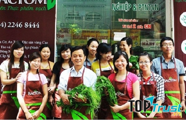 Đội ngũ nhân viên tại cửa hàng thịt lợn sạch Bác Tôm