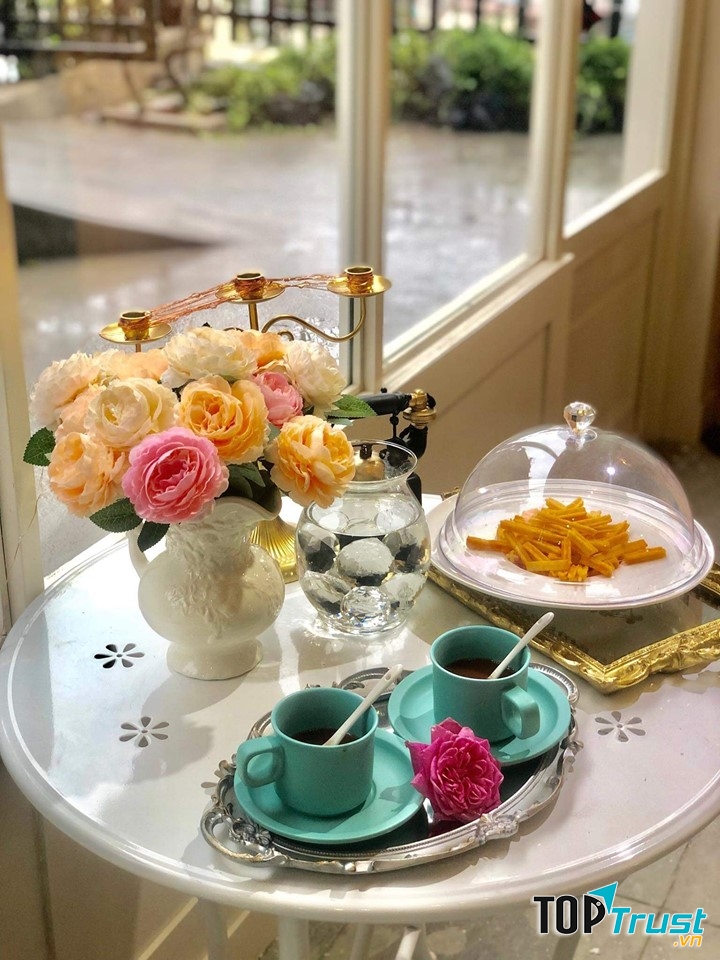 Chủ quán rất đầu tư các dụng cụ đựng trà bánh