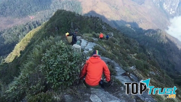 Có những đoạn đường dốc, bạn phải ngồi thụp xuống để men theo con đường như thế này