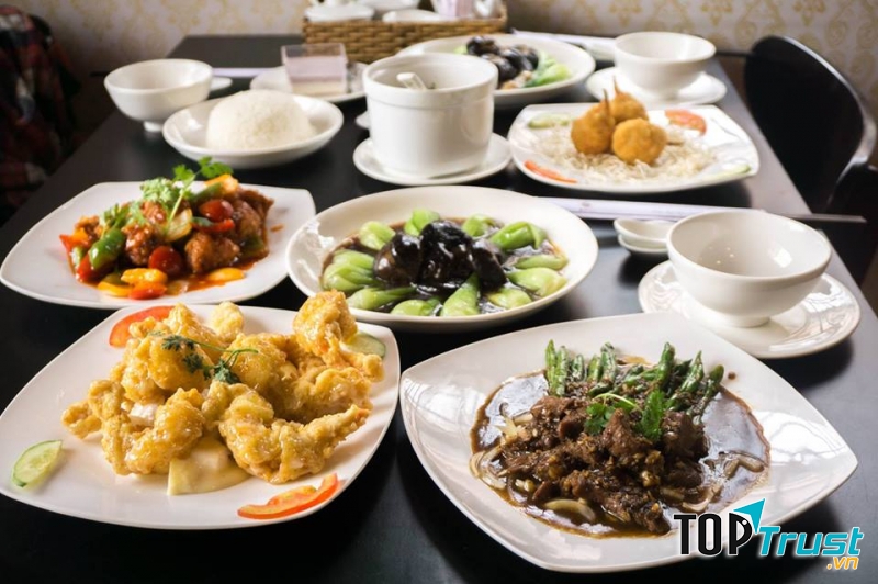Món ăn gia đình hấp dẫn tại nhà hàng