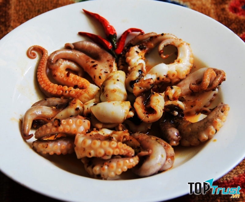 Bạch tuộc nướng tại khu ăn vặt An Dương Vương