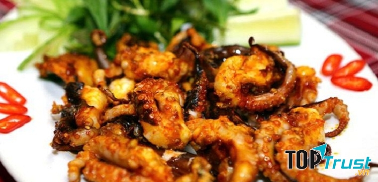 Bạch tuộc nướng tại khu ăn vặt An Dương Vương