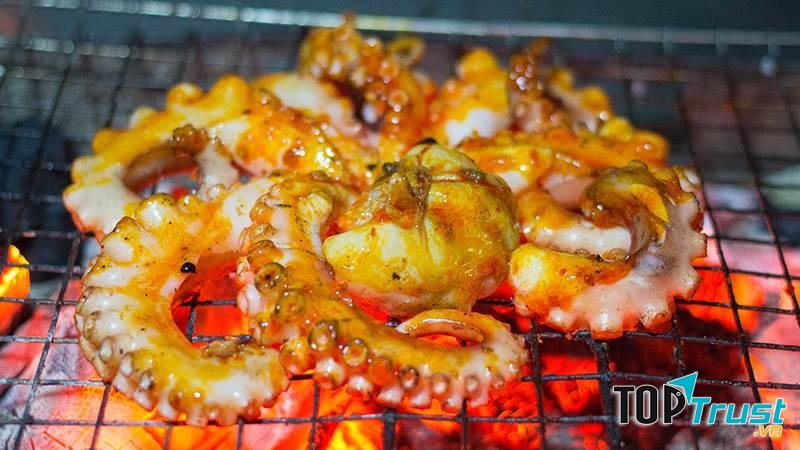 Bạch tuộc được ướp gia vị đậm đà, nướng trên than hoa