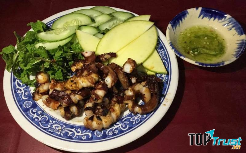 Đĩa bạch tuộc đầy đặn của quán