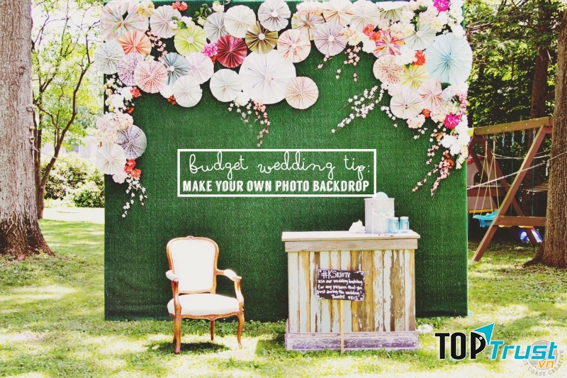 Với xu hướng trang trí backdrop bằng tường rêu đính thêm hoa giấy trang trí bên trên sẽ rất hợp thời, nhẹ nhàng và đẹp mắt.