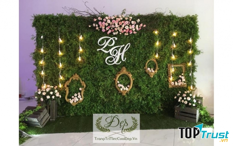 Với xu hướng trang trí này tường rêu đơn giản kích thước vuông hoặc chữ nhật điểm xuyết vài chi tiết trang trí và điểm nhấn là khung tên của hai bạn chắc chắn sẽ được các cặp đôi yêu thích