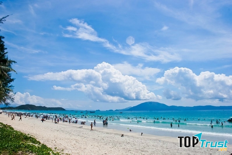 Đông đảo khách du lịch tới tham quan, nghĩ dưỡng
