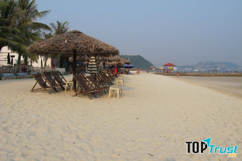 Bãi biển Bãi Cháy (Quảng Ninh)