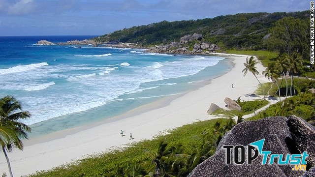 bãi cát trắng mịn trải dài của bãi biển Đại Lãnh