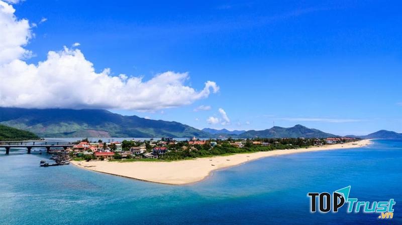 Bãi biển Lăng Cô