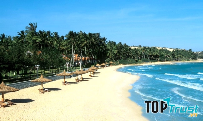 Bãi tắm tuyệt đẹp trên biển Mỹ Khê.