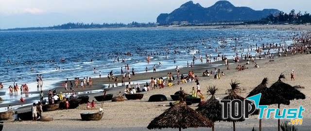 Đông nghịt người dân và du khách tắm.