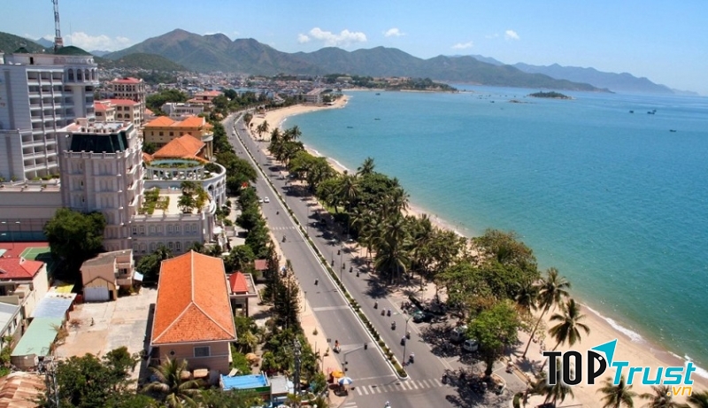 Bãi biển Nha Trang (Khánh Hòa)