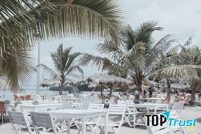 Khu cà phê trong khuôn viên bãi biển nhân tạo Cần Thơ