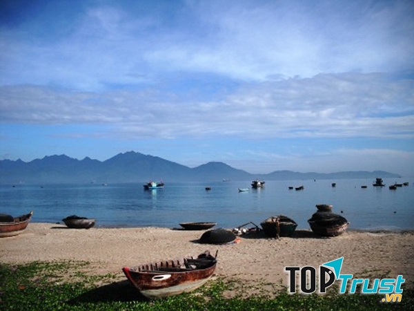 màu nước biển xanh ngắt với vẻ đẹp hoang sơ vốn có
