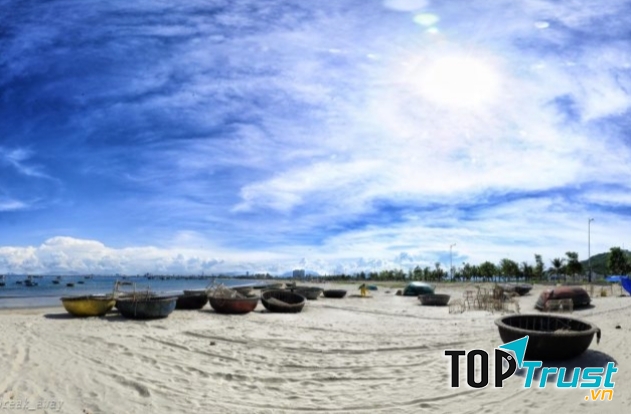 ﻿Bãi biển Xuân Thiều yên tĩnh, sạch và đẹp