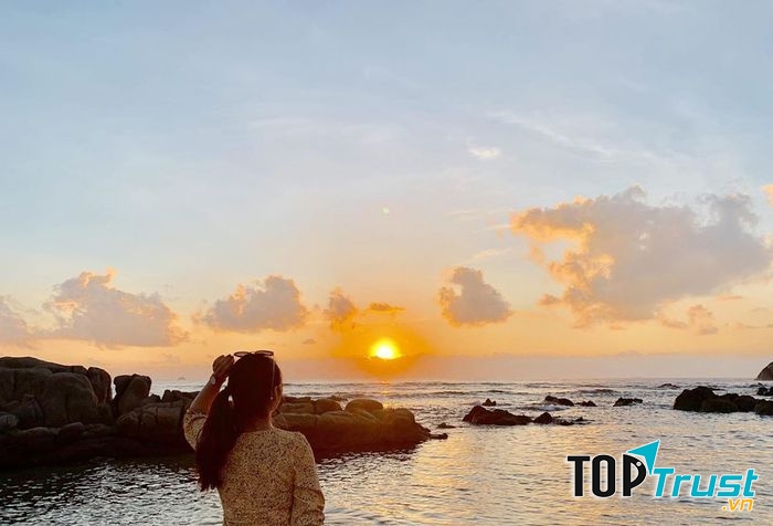 Bãi Chướng là địa điểm lí tưởng để ngắm hoàng hôn và bình minh