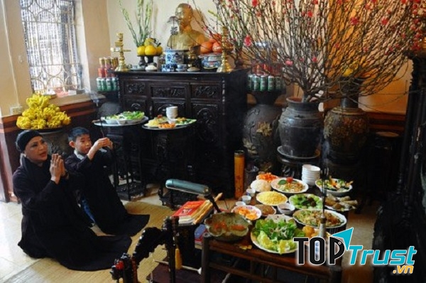 Mâm cỗ hương hoa đầy đủ