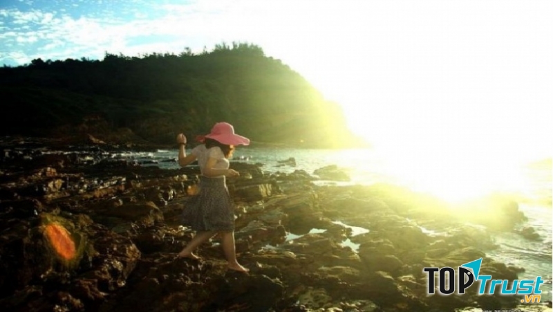 Đến Cô Tô du khách thường đi tham quan Cầu Mỵ khi hoàng hôn dần buông xuống